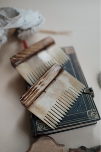 หวีผมลายกระดูกงาช้างแบบเป็นมิตรต่อสิ่งแวดล้อมสไตล์สัตว์พร้อมดีไซน์แกะสลักและเทคนิคขัดเงาสำหรับงานศิลปะและการสะสม - Product Image 2