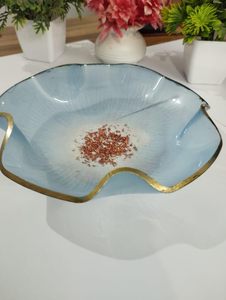 Cet élégant bol en résine fabriqué à la main présente un ton bleu pastel doux avec un bord de forme libre ondulé accentué par une touche de métal. - Product Image 3