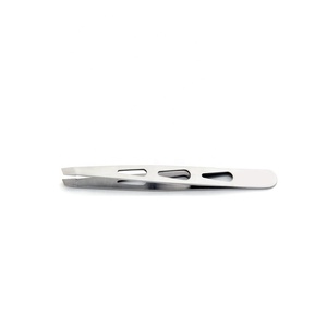 Pinza Profesional para Cejas Raayin Impex de Acero Inoxidable con Punta Inclinada y Etiqueta Personalizada para Recortar Cejas - Product Image 3