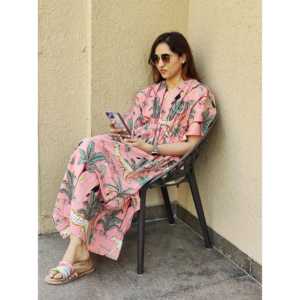 ชุดเดรสยาวสีชมพูพีช Jungle Joy Kaftan สำหรับผู้หญิง สไตล์หรูหรา สบายๆ ผ้าพลิ้ว ระบายอากาศได้ดี (XS 6XL) สำหรับวันพักผ่อน ODM - Product Image 4