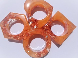 Ronds de serviette en résine mangue et bois d'acacia fabriqués à la main finition florale en teck pour la maison, l'hôtel, le restaurant et la table religieuse - Product Image 5