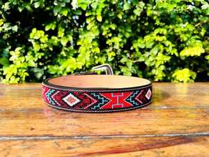 Cinturón Unisex Casual de Cuero Genuino con Grabado Artesanal, Diseño Floral con Cuentas Rojas, Estilo Western Clásico Vintage Marrón Oscuro Premium - Product Image 3