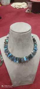 Collier de perles de pierre précieuse naturelle à facettes unilatérales en labradorite bleue et pépite de pierre fantaisie un accessoire unique et élégant - Product Image 6