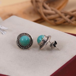 Boucles d'oreilles clous de luxe en argent sterling avec turquoise Kingman sertie clos, style bohème western, pour fêtes et cadeaux - Product Image 3