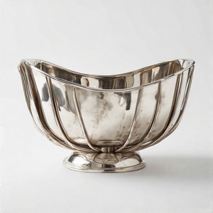 Elégant bol à fruits en métal bicolore noir mat et or brossé, avec des couches à plusieurs niveaux et une silhouette moderne et nette - Product Image 3