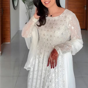 Ensemble de kurta longue Anarkali brodée Chikankari blanche pour femmes, avec dupatta, tissu en georgette de qualité supérieure, respirant, élégant, pour occasions festives - Product Image 1