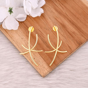 Boucles d'oreilles clous simples en laiton plaqué or de haute qualité, faites à la main, pour femmes, fabricant en gros - Product Image 2