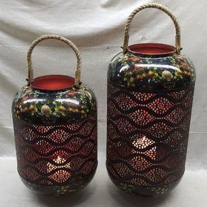 โคมไฟเคลือบโลหะตกแต่งบ้านสไตล์คลาสสิกทำมือ ที่ใส่เทียนหลากสี พร้อมหูจับทำจากปอกระเจา ขนาดสองแบบ 1 สี - Product Image 5