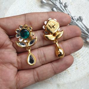 Boucles d'oreilles Kundan à motif floral plaqué or avec pierre centrale verte et motif de goutte pour mariage indien, vêtements de fête et ethniques - Product Image 2