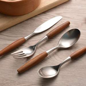 Ensemble de couverts en bois et en acier inoxydable fabriqué à la main pour les cuisines modernes et les occasions spéciales de repas - Product Image 1