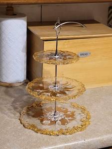 Soporte de pastel de resina de color blanco hecho a mano para cualquier ocasión auspiciosa Patrón de modelo de precio razonable - Product Image 3