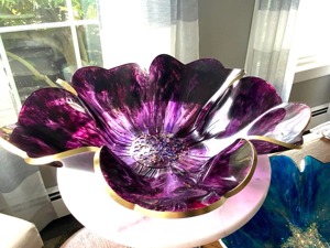 Bol décoratif en résine en forme de fleur violette Accent artisanal artistique pour le rangement de la cuisine ou le style de Table basse décorative - Product Image 2