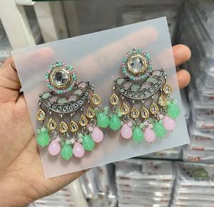 INDIO ÚLTIMO TRADICIONAL KUNDAN CHAPADO EN ORO ALTO CON DISEÑADOR DE PERLAS HERMOSO JUEGO DE PENDIENTES KUNDAN FANCY PARA MUJERES Y NIÑAS - Product Image 4