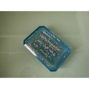 Porte-savon moderne scintillant azur en résine et céramique pour salle de bain ou hôtel, finition de surface personnalisée pour usage domestique - Product Image 1