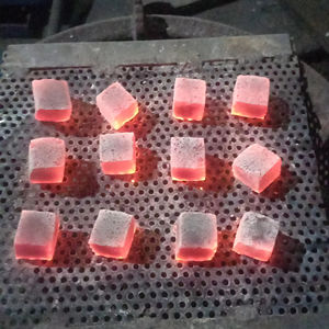 Briquetas de coco 100% naturales, hechas con cáscara de coco, se utilizan para fabricar cachimbas indonesias en la fábrica. - Product Image 1