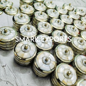 Récipient sindoor en laiton de qualité supérieure avec incrustation de nacre, magnifiquement conçu pour stocker le vermillon ou la poudre en toute sécurité - Product Image 6