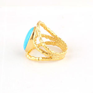 Bague de luxe de haute qualité en forme ovale avec pierre précieuse turquoise bleue, plaquée or 18 carats, texture en laiton, bande réglable - Product Image 4