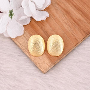 Boucles d'oreilles clous en laiton plaqué or de haute qualité, simples, faites à la main, pour femmes, fabricant en gros - Product Image 1