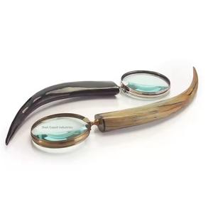 Loupe ronde en métal fini or avec manche en bois pour lire des cartes, des livres et réparer des téléphones portables - Product Image 4