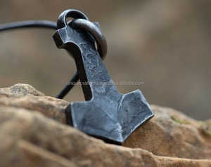 Colgante de collar de martillo de Thor unisex, amuleto de diamante de estilo vikingo medieval de acero forjado a mano por UCI - Product Image 3