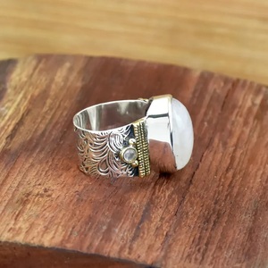 Anillo de piedra lunar arcoíris Anillo de aniversario de banda texturizada de flor de Plata de Ley 925 - Product Image 4