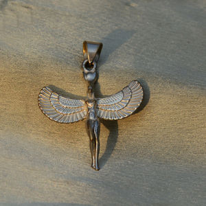 Colgante Isis Diosa Alada, Collar Egipcio de Latón para Mujer, Diseño de Mitología en Plata Oxidada, Venta al por Mayor - Product Image 4