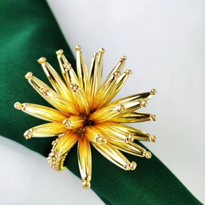 Rond de serviette de mariage de couleur or de conception de tournesol de luxe métal et cristal Design floral anneaux de serviette et porte-serviette décoratifs - Product Image 5