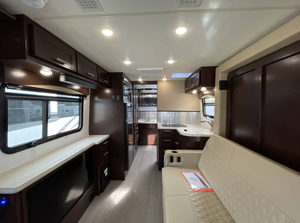 Autocaravana Usada en Rebaja, Regency RV Ultra Brougham 25MB 2023 2024, para 4-6 Pasajeros, en Venta - Product Image 2