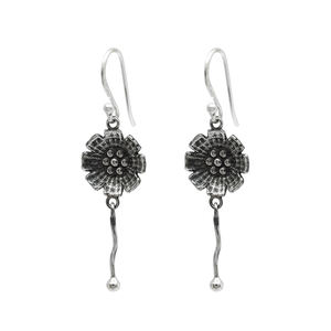 Pendientes colgantes étnicos con forma de flor de plata oxidada de 925 para mujer y niña, fabricante de joyería hecha a mano de excelente calidad - Product Image 1