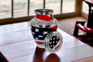 Petit récipient commémoratif d'urne de crémation en laiton de 6x4 pouces-650 ml drapeau américain patriotique artisanat rare avec sac - Product Image 2