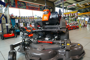 Tondeuse autoportée commerciale Husqvarna P525DX AWD Diesel 25HP Kubota D1105 3 cylindres 155cm pour terrains municipaux à vendre - Product Image 2