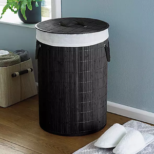 Juego de dos cestos de lavandería grandes de tela en blanco y negro con asas de madera. Disponible a precios mayoristas. - Product Image 6