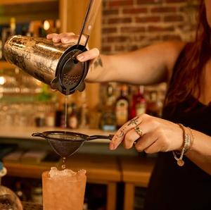 Passoire à cocktail Hawthorne de qualité supérieure avec poignée en bois, ressort en acier inoxydable, contrôle de déversement fluide pour bar à domicile - Product Image 6