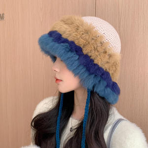 Venta al por mayor de fábrica: Gorro de cubo de estilo coreano de ganchillo con orejeras de felpa y pañuelo para la cabeza, gorro cálido para mujer para viajes al aire libre - Product Image 6