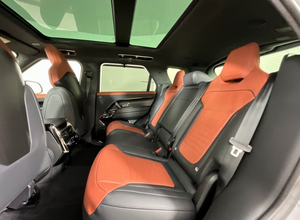 Listo para Enviar: Sedán a Gasolina Edición SV 2025, Automático, Volante a la Izquierda, 1-25000 Millas, 300-400 CV, 400-500 Nm - Product Image 3