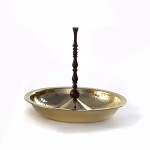 Vassoio da portata in metallo vassoio per alimenti rotondo di lusso decorativo da tavolo con manici in legno per hotel e ristoranti usati
