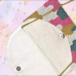 Sac à main brodé fait main, pochette enveloppe, imitation perle, vintage, papillon, ensemble complet, chaîne à maillons, sac à breloques - Product Image 5