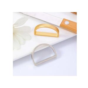 Ronds de serviette en métal inspirés des traditions du design moderne, offrant élégance, durabilité et une esthétique raffinée pour la table. - Product Image 1