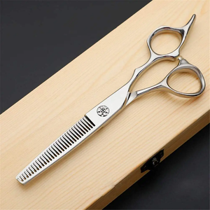 Ciseaux de coiffure professionnels en acier inoxydable personnalisés avec un étui élégant dans un kit de salon - Product Image 5