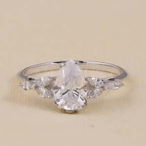 แหวนหมั้นเพชรเม็ดเดี่ยวทรงลูกแพร์เพาะเลี้ยงในห้องปฏิบัติการ - Product Image 6