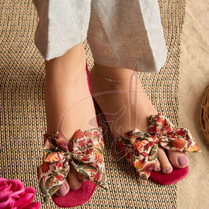 Vente en gros de tongs antidérapantes sur mesure avec semelle extérieure en cuir véritable et dessus en velours - Nouveauté produit phare - Product Image 2