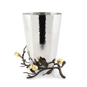 Modernos Floreros de Latón Dorado en Tres Tamaños y Formas Diferentes, Floreros Hechos a Mano para Decoración de Mesa de Boda - Product Image 6