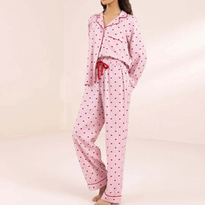 Ensemble de pyjama élégant pour femmes en deux pièces, manches longues, séchage rapide et respirant, vêtements de nuit confortables avec logo sur le devant - Product Image 6