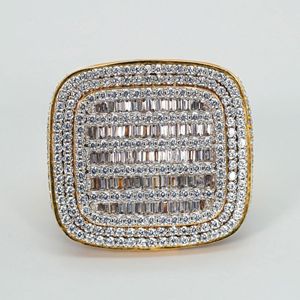 Bague de fiançailles pour homme en or jaune, avec moissanite taille ronde et baguette et sertissage à griffes - Product Image 1