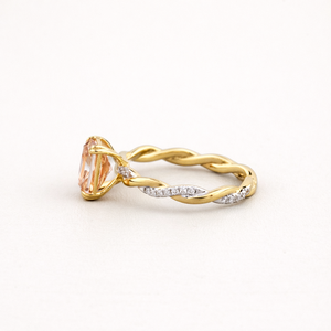 Anillo de banda retorcida con diamante cultivado en laboratorio con corte radiante color melocotón, certificado por IGI, en oro amarillo/blanco/rosa de 14K con detalles en pavé - Product Image 3