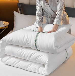 Set di piumoni da letto di lusso in cotone eco-friendly Qulted piumino ricamato doppio e singolo King Size Opp Bag bianco - Product Image 6