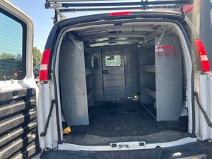 Chevrolet Express Cargo 3500 Extended RWD d'occasion blanche de 2021 avec jantes en acier, sièges en tissu, système de navigation, pack de commodité - Product Image 5