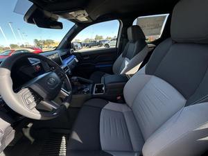 Toyota Tacoma TRD Off-Road 2024 Usada en Perfectas Condiciones, Doble Cabina, 4x4, Transmisión Manual de 6 Velocidades, Motor Turbo de 4 Cilindros - Product Image 3