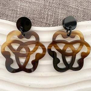 Boucles d'oreilles en corne d'origine éthique avec détails artisanaux pour les personnes qui aiment les bijoux uniques faits à la main et la mode durable - Product Image 4