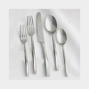 Fournitures de gros Ensemble de couverts en argent avec poignée au design ondulant unique Ensembles de couverts de console plaqués argent pour restaurants - Product Image 1